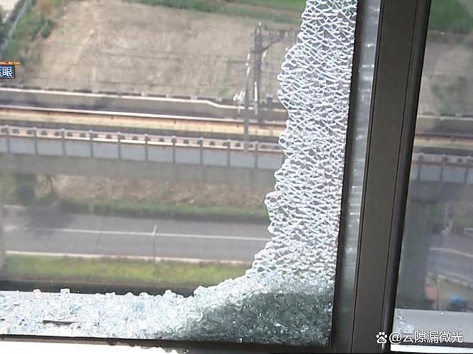 阳台玻璃自己裂了